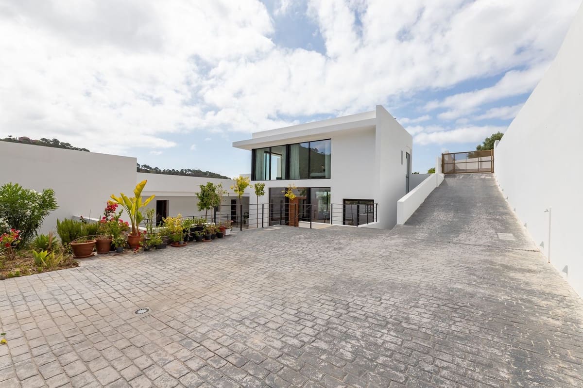 6 bedroom Villa for sale in Benahavis with pool garage - € 4,250,000 (Ref: 9004436)