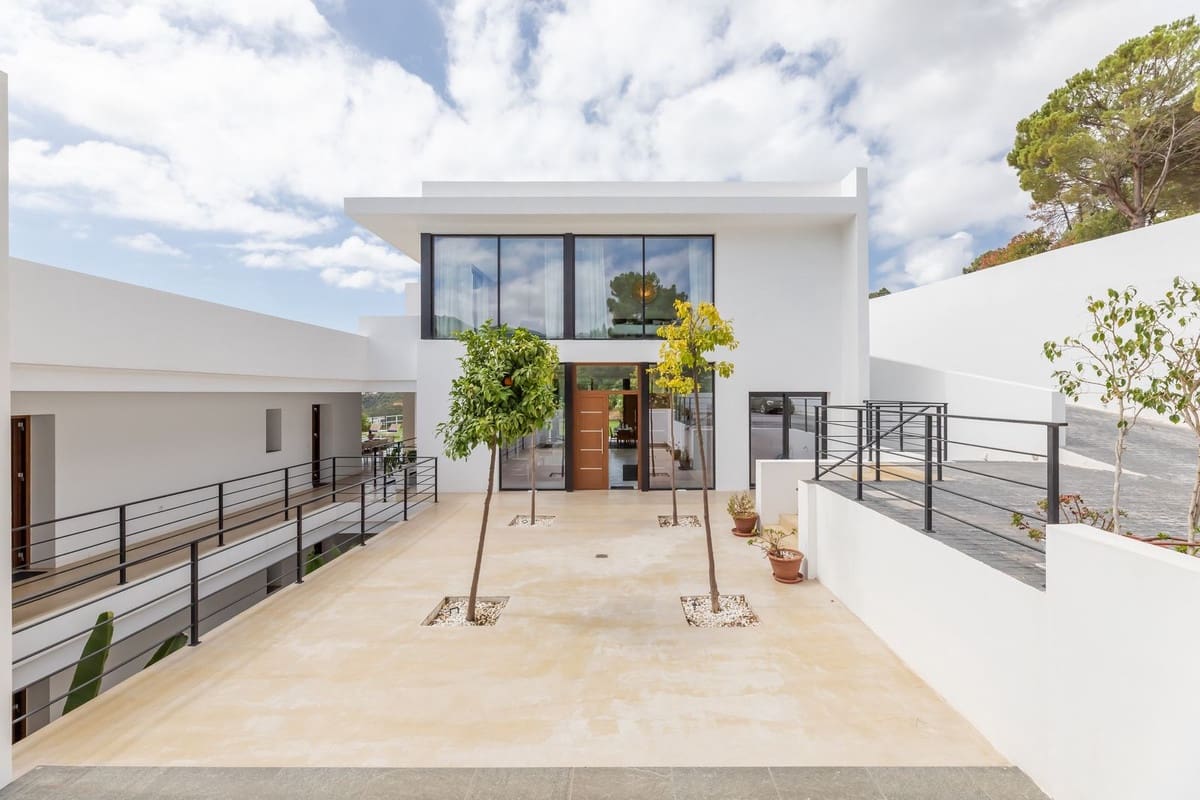 6 bedroom Villa for sale in Benahavis with pool garage - € 4,250,000 (Ref: 9004436)