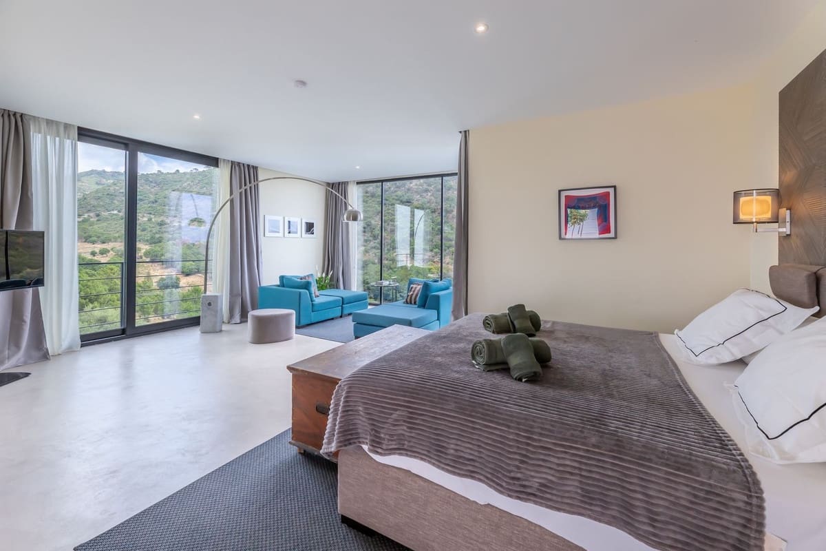 6 bedroom Villa for sale in Benahavis with pool garage - € 4,250,000 (Ref: 9004436)