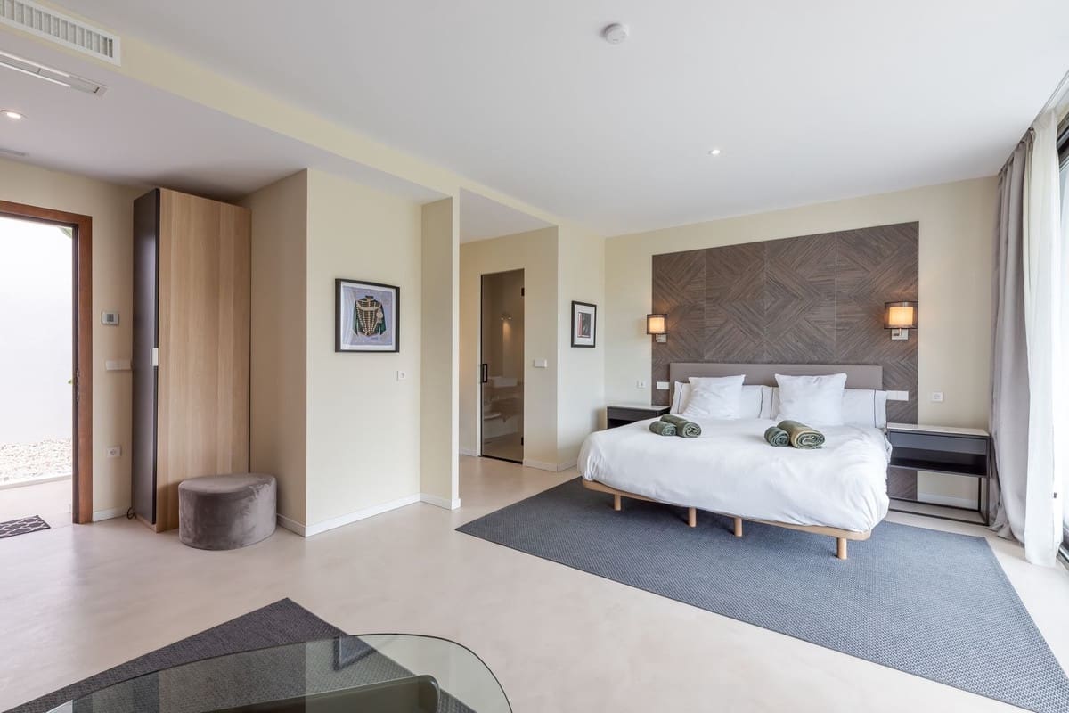 6 bedroom Villa for sale in Benahavis with pool garage - € 4,250,000 (Ref: 9004436)