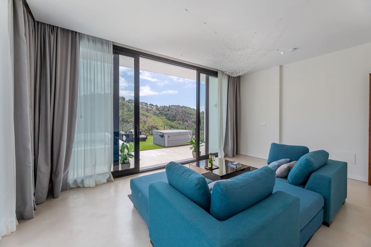 6 bedroom Villa for sale in Benahavis with pool garage - € 4,250,000 (Ref: 9004436)