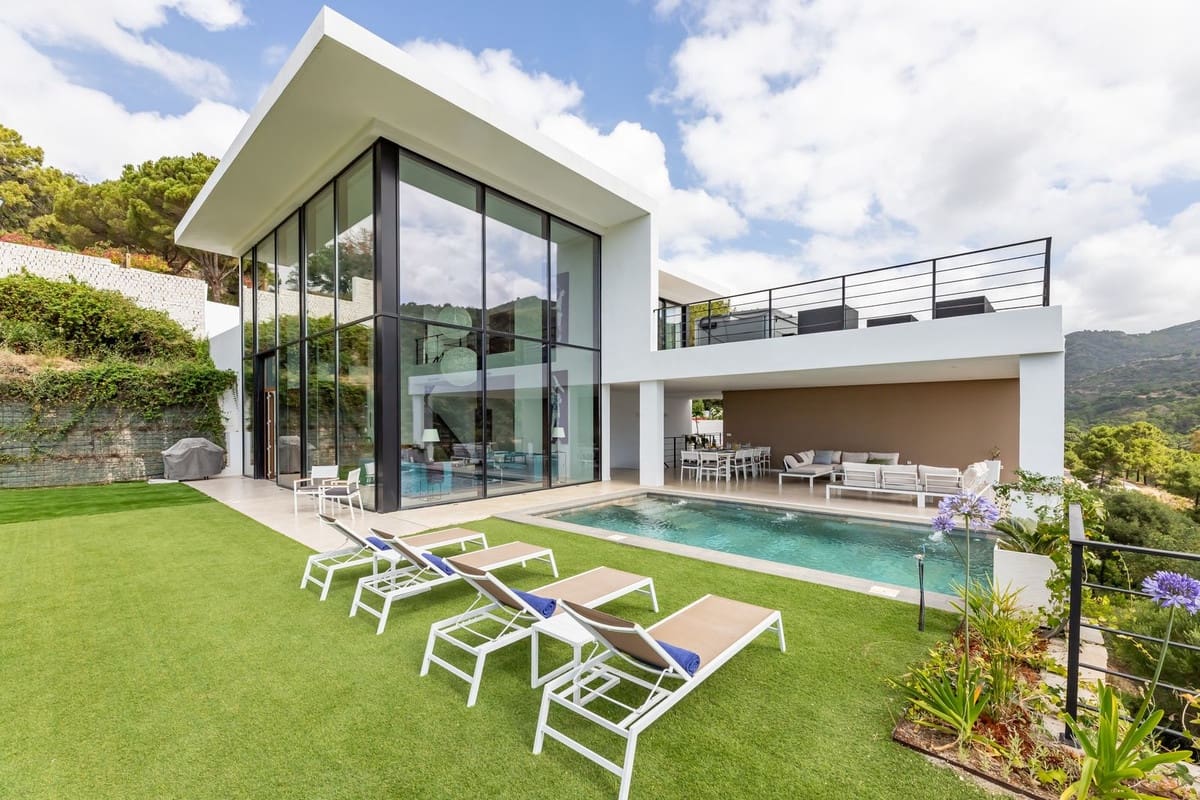 6 bedroom Villa for sale in Benahavis with pool garage - € 4,250,000 (Ref: 9004436)