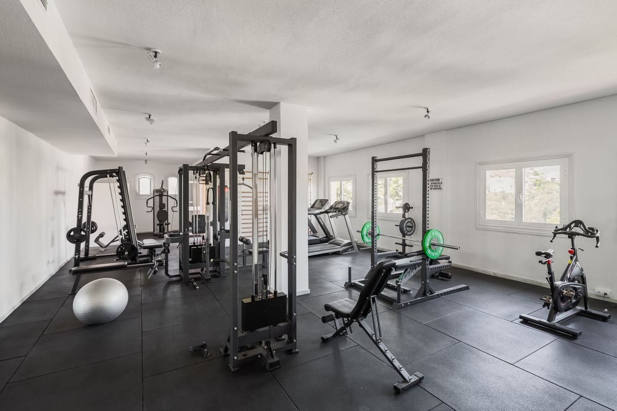 4 bedroom Apartment for sale in Nueva Andalucia with pool garage - € 2,950,000 (Ref: 9021849)