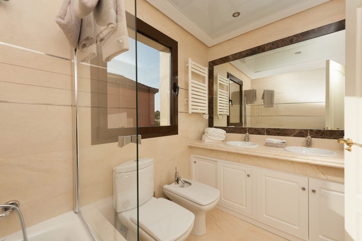 4 quarto Moradia para venda em Estepona com piscina - 718 693 € (Ref: 9023995)