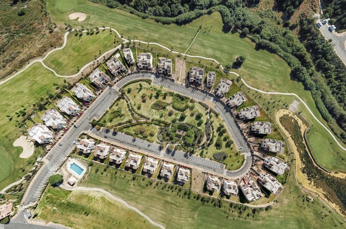 4 quarto Moradia para venda em Estepona com piscina - 718 693 € (Ref: 9023995)