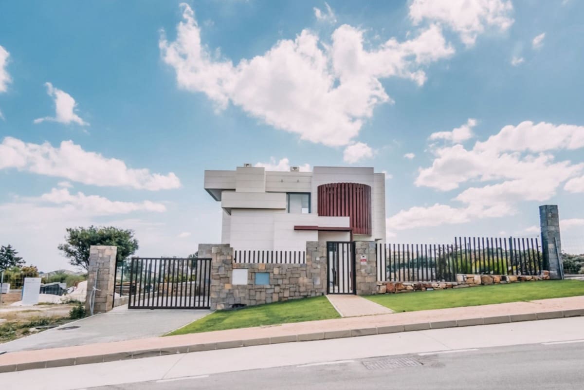 3 bedroom Villa for sale in La Cala de Mijas with pool garage - € 975,000 (Ref: 9028542)