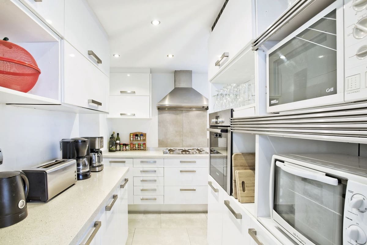 8 bedroom Villa for sale in Elviria with pool garage - € 1,999,900 (Ref: 9058140)