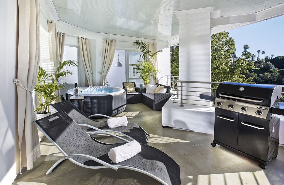 8 bedroom Villa for sale in Elviria with pool garage - € 1,999,900 (Ref: 9058140)