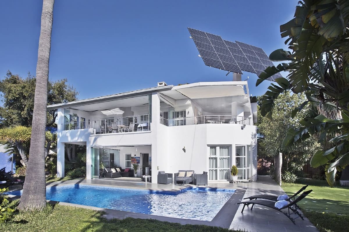 8 bedroom Villa for sale in Elviria with pool garage - € 1,999,900 (Ref: 9058140)