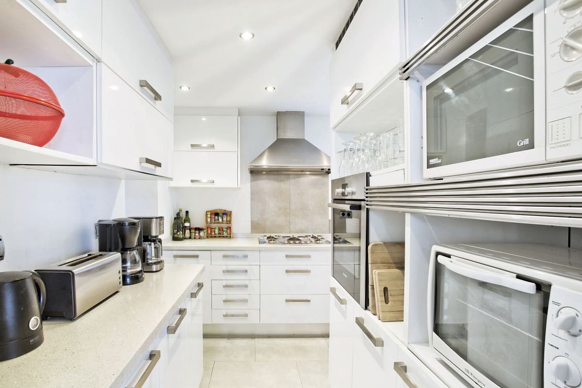 8 bedroom Villa for sale in Elviria with pool garage - € 1,999,900 (Ref: 9058140)