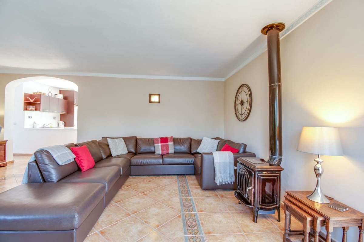 5 bedroom Villa for sale in Coin with pool garage - € 615,000 (Ref: 9072914)