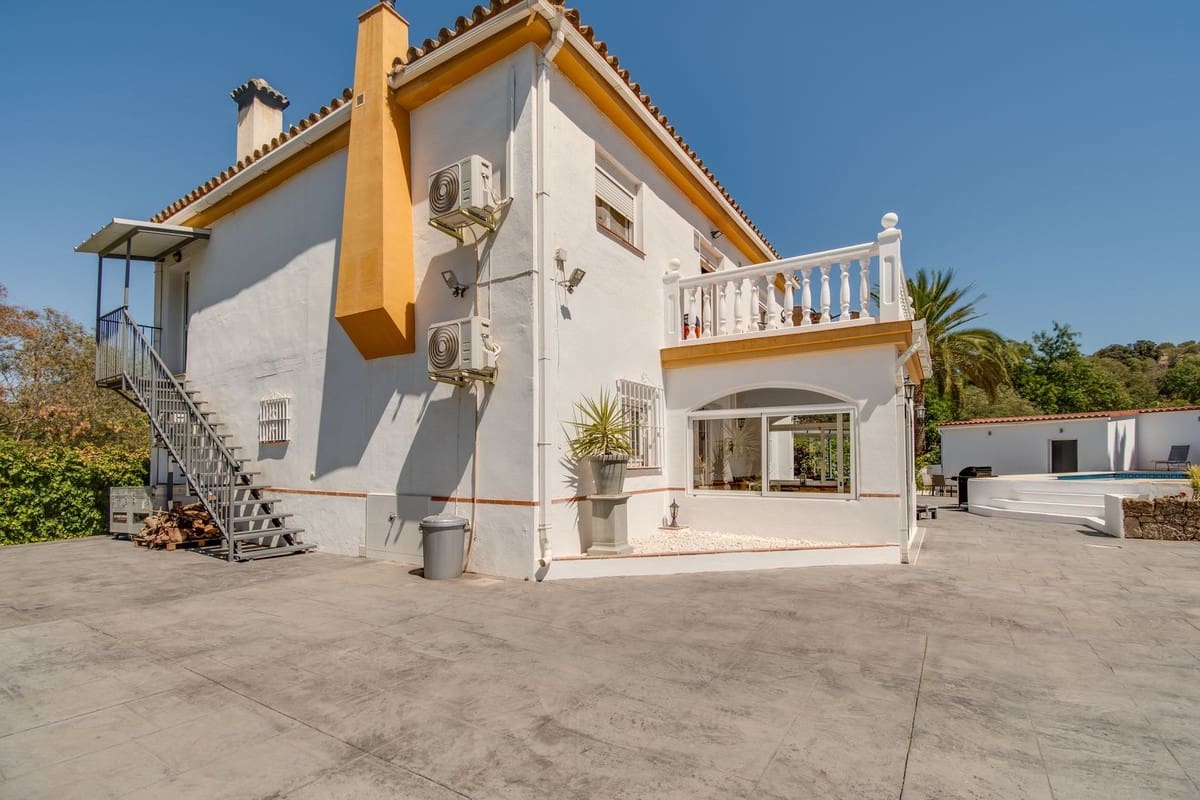 5 bedroom Villa for sale in Coin with pool garage - € 615,000 (Ref: 9072914)