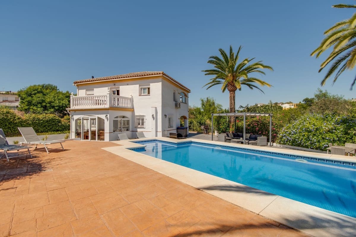 5 bedroom Villa for sale in Coin with pool garage - € 615,000 (Ref: 9072914)