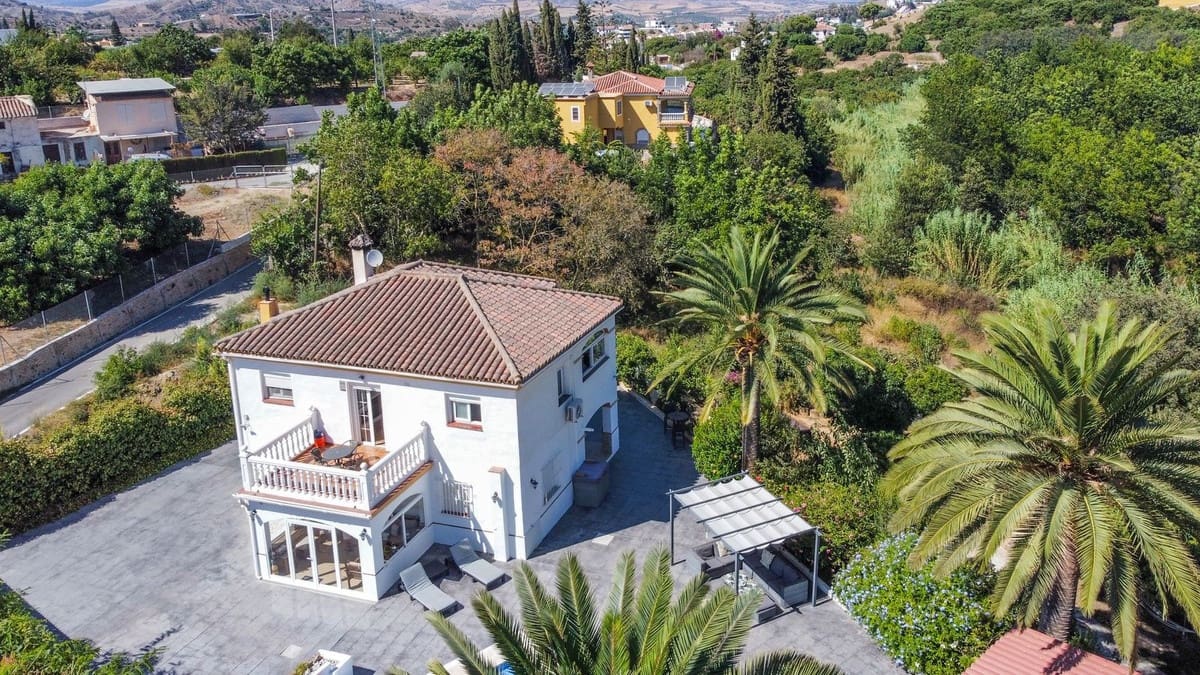 5 bedroom Villa for sale in Coin with pool garage - € 615,000 (Ref: 9072914)