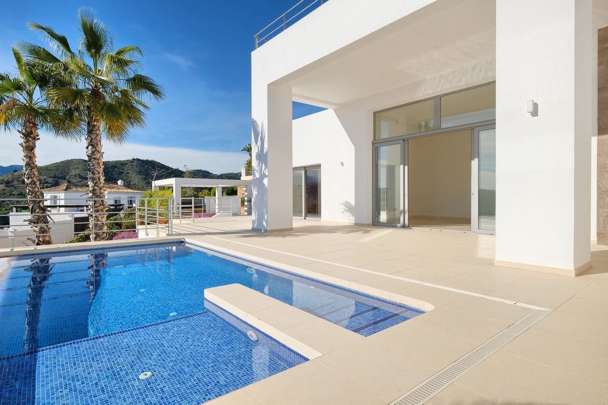 4 bedroom Villa for sale in Benahavis with pool garage - € 2,200,000 (Ref: 9076824)