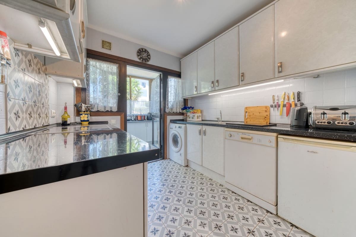 2 soverom Leilighet til salgs i El Paraiso med svømmebasseng garasje - € 358 000 (Ref: 9084698)