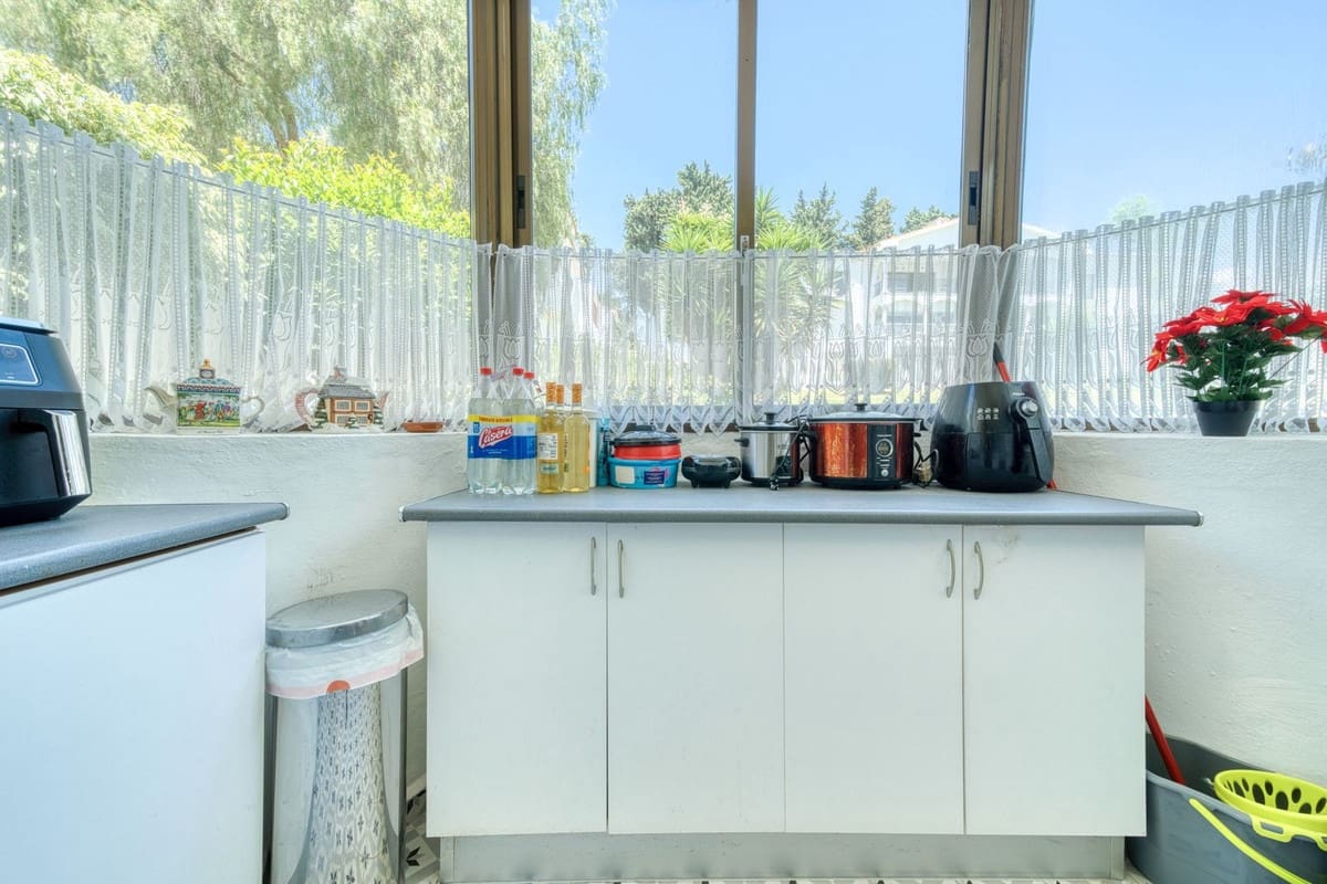 2 soverom Leilighet til salgs i El Paraiso med svømmebasseng garasje - € 358 000 (Ref: 9084698)