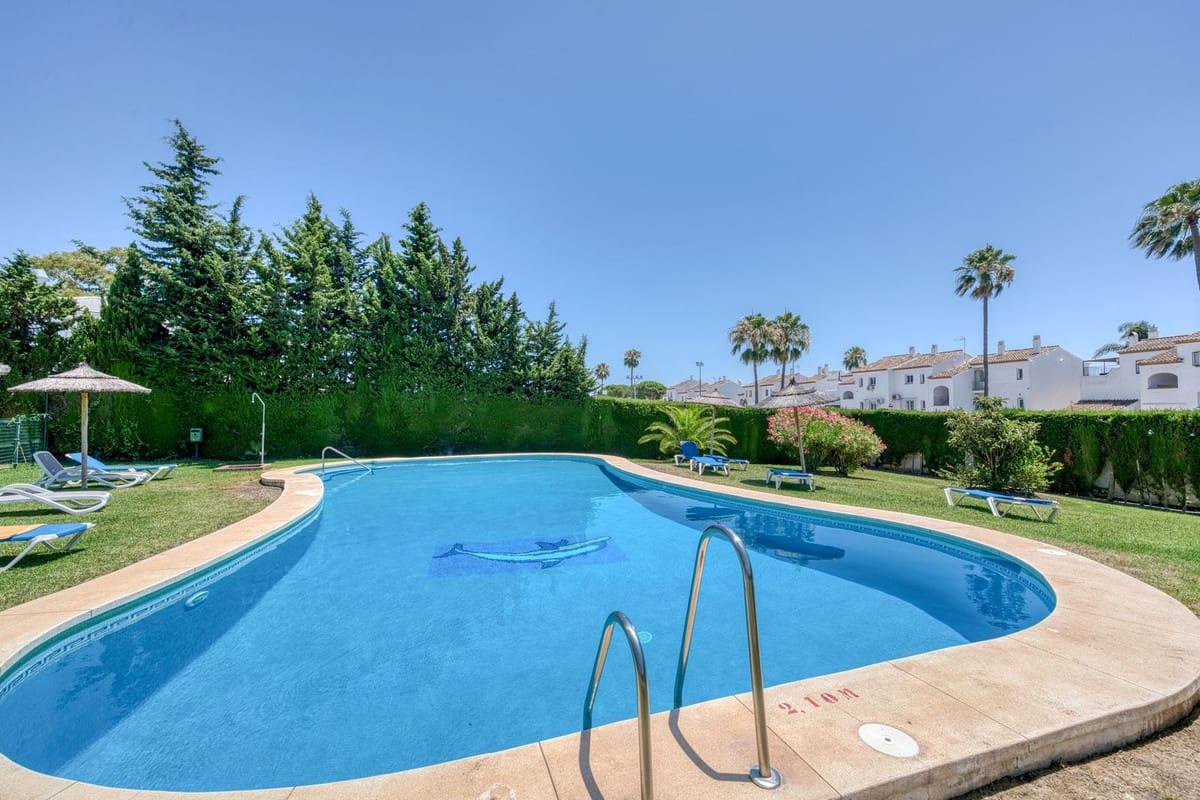 2 soverom Leilighet til salgs i El Paraiso med svømmebasseng garasje - € 358 000 (Ref: 9084698)