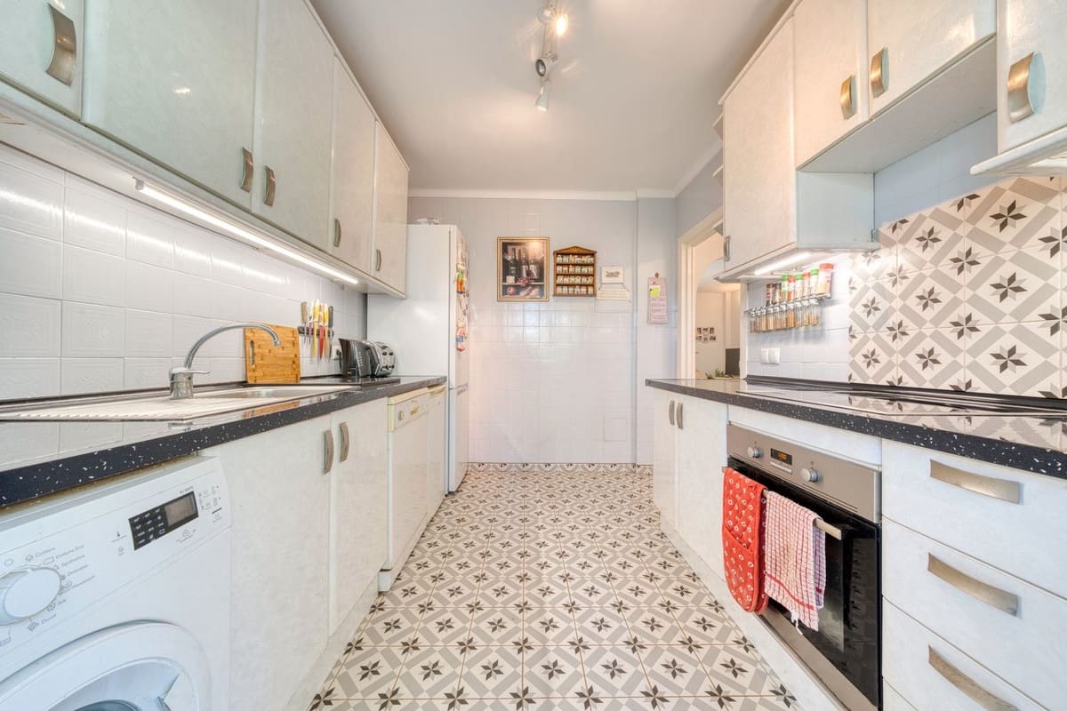 2 soverom Leilighet til salgs i El Paraiso med svømmebasseng garasje - € 358 000 (Ref: 9084698)