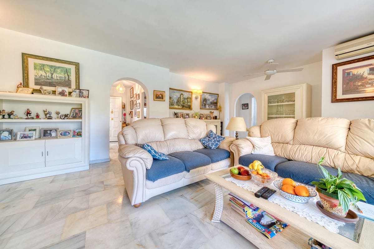 2 soverom Leilighet til salgs i El Paraiso med svømmebasseng garasje - € 358 000 (Ref: 9084698)