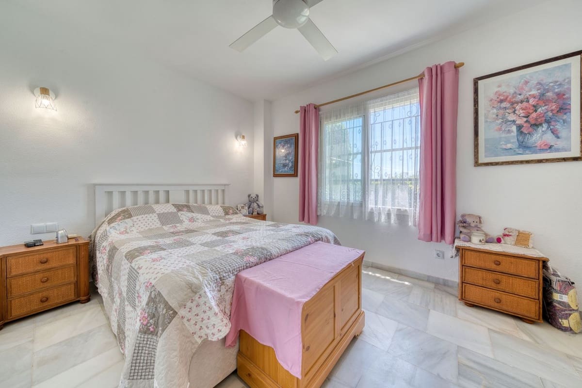 2 soverom Leilighet til salgs i El Paraiso med svømmebasseng garasje - € 358 000 (Ref: 9084698)