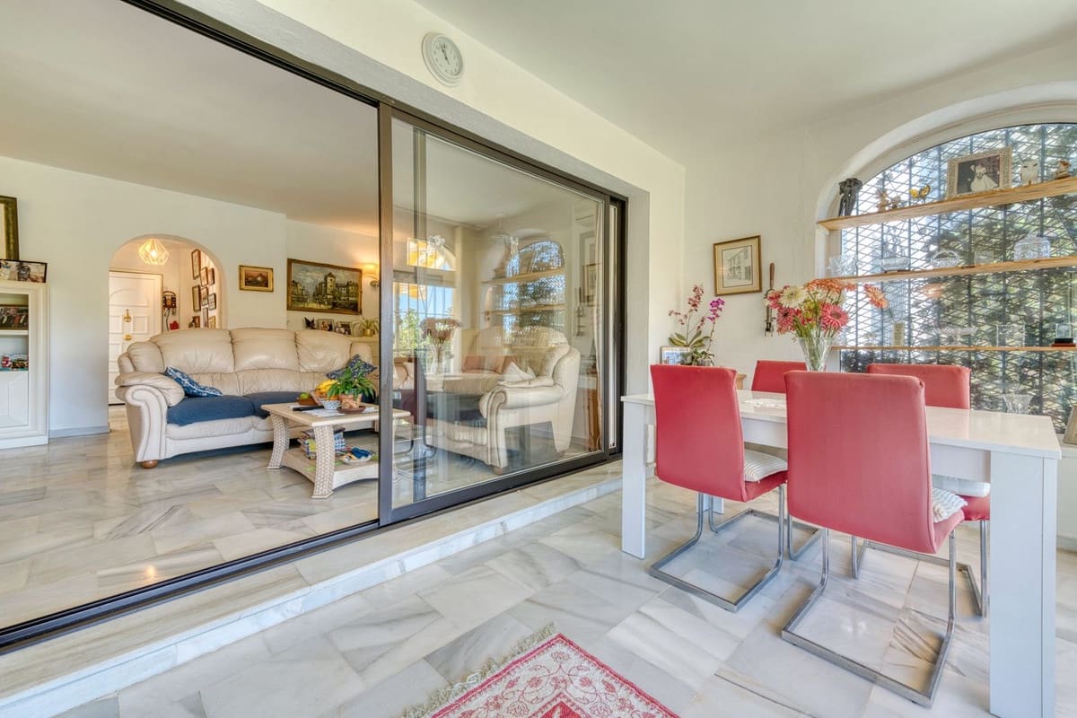 2 soverom Leilighet til salgs i El Paraiso med svømmebasseng garasje - € 358 000 (Ref: 9084698)