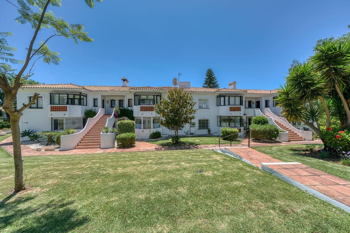 2 soverom Leilighet til salgs i El Paraiso med svømmebasseng garasje - € 358 000 (Ref: 9084698)