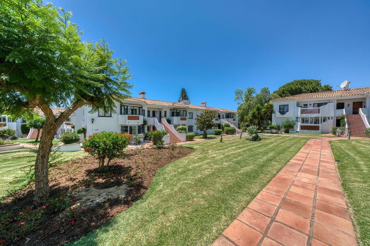 2 soverom Leilighet til salgs i El Paraiso med svømmebasseng garasje - € 358 000 (Ref: 9084698)