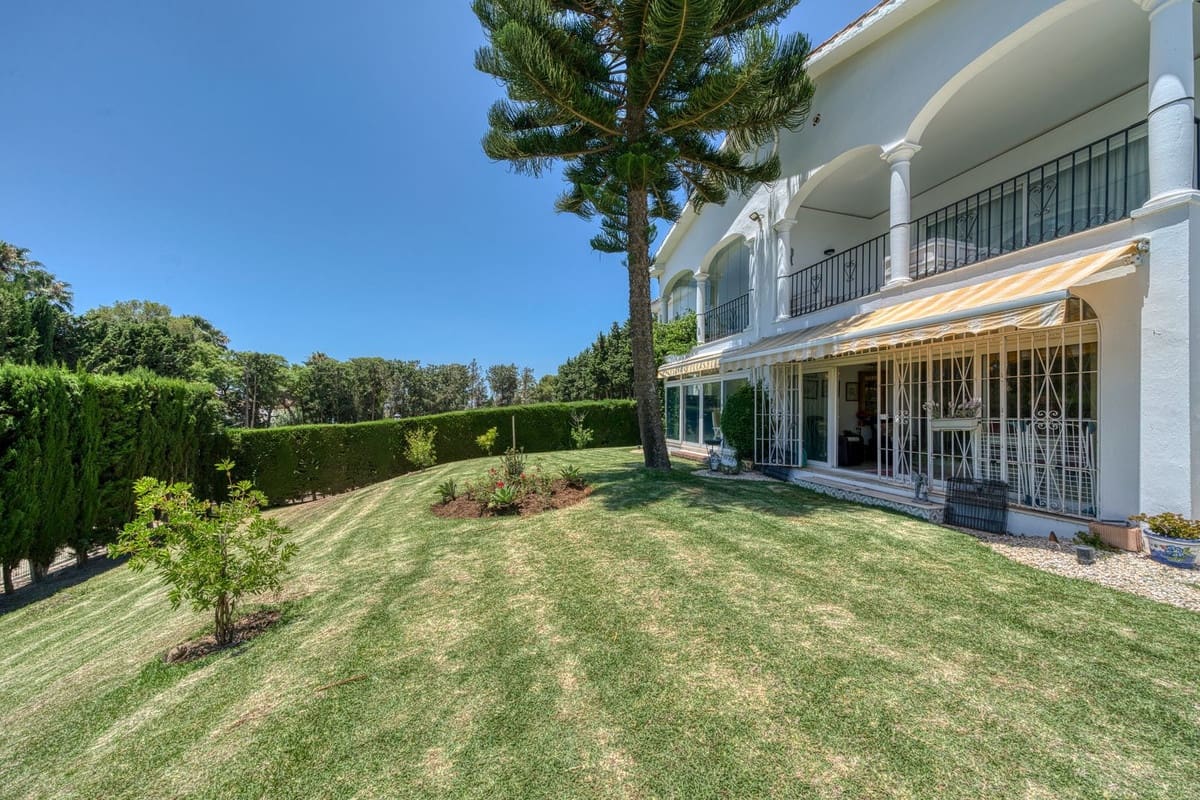 2 soverom Leilighet til salgs i El Paraiso med svømmebasseng garasje - € 358 000 (Ref: 9084698)