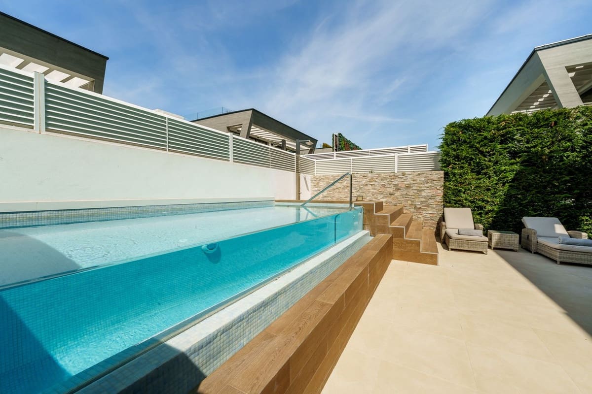 5 bedroom Semi-detached Villa for sale in Puerto Banus with pool garage - € 2,675,000 (Ref: 9086521)