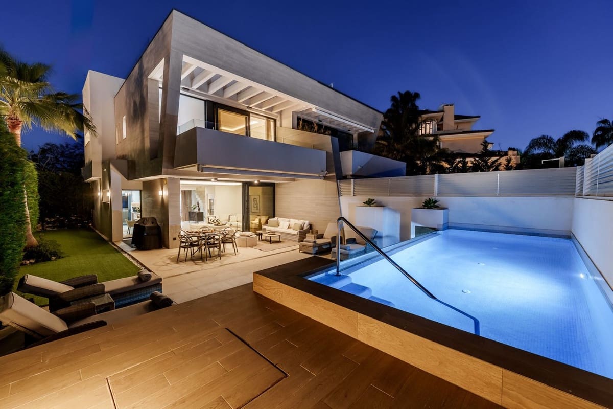 5 bedroom Semi-detached Villa for sale in Puerto Banus with pool garage - € 2,675,000 (Ref: 9086521)