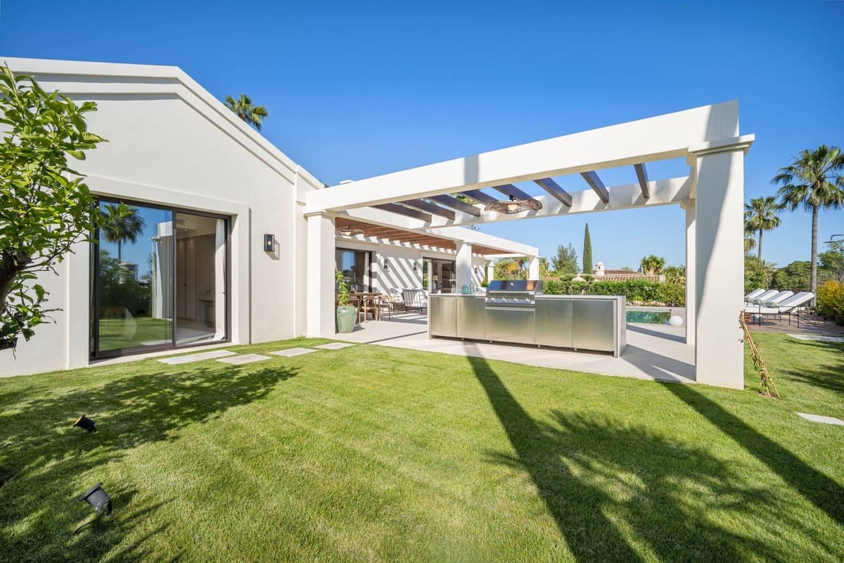 4 bedroom Villa for sale in Nueva Andalucia with pool garage - € 4,350,000 (Ref: 9094692)
