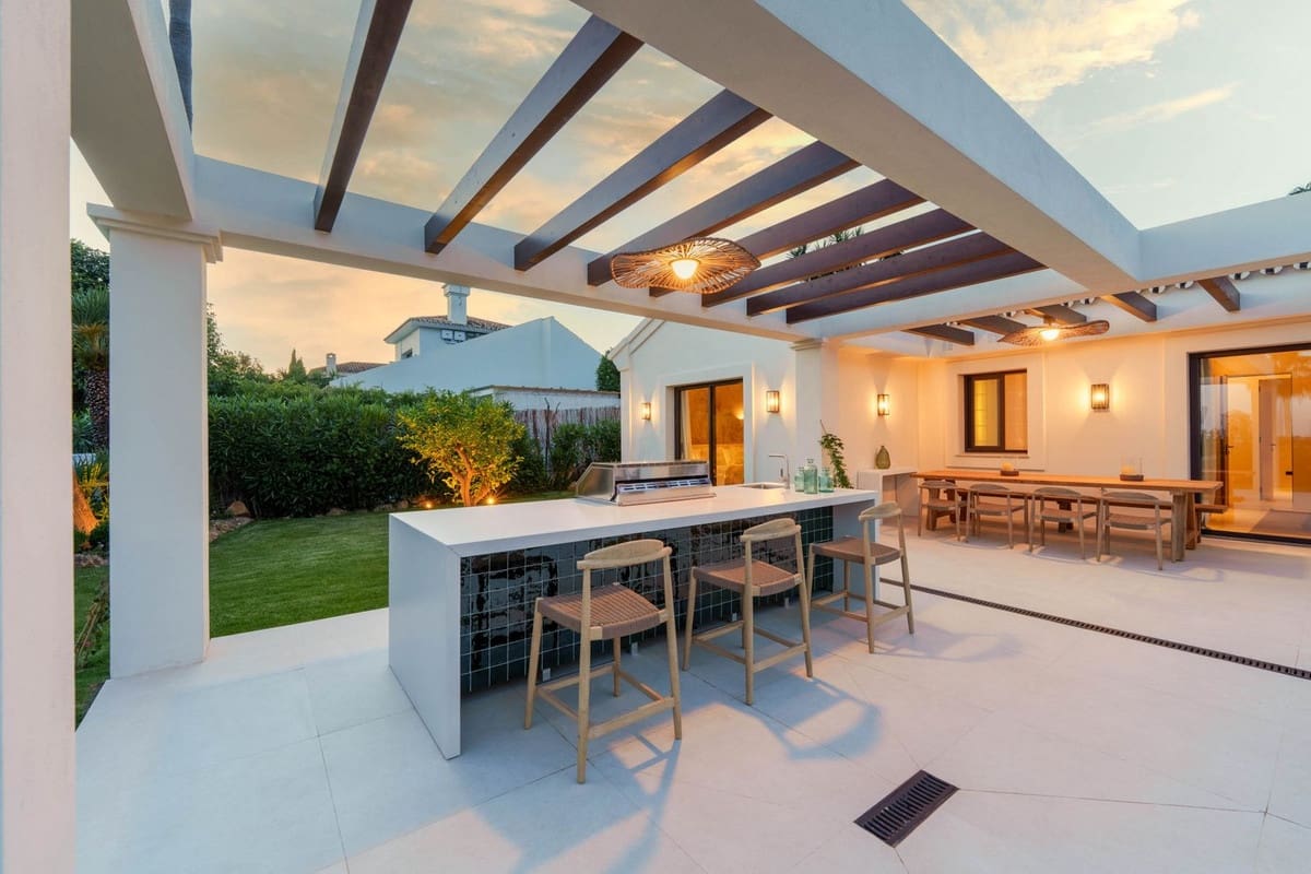 4 bedroom Villa for sale in Nueva Andalucia with pool garage - € 4,350,000 (Ref: 9094692)