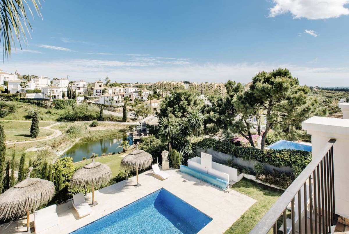 5 bedroom Villa for sale in Estepona with pool garage - € 1,495,000 (Ref: 9097277)