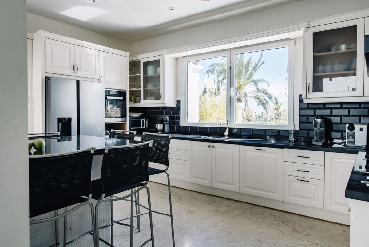 5 bedroom Villa for sale in Estepona with pool garage - € 1,495,000 (Ref: 9097277)