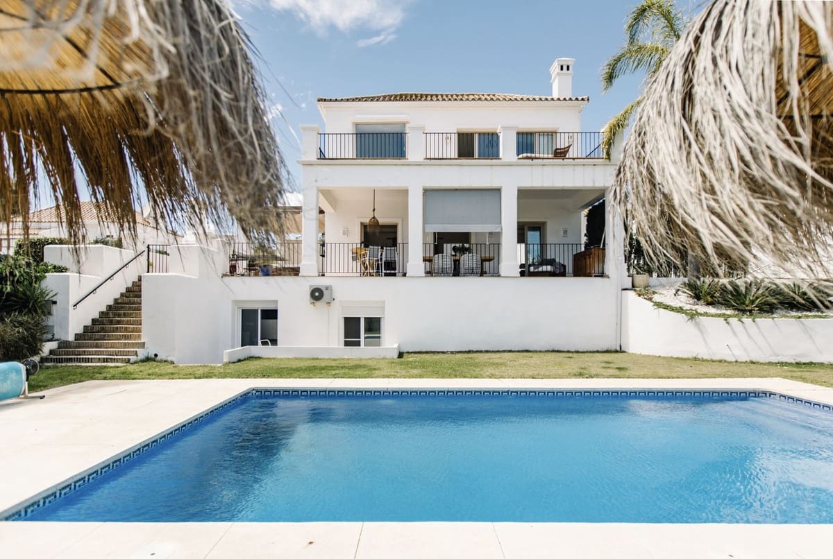 5 bedroom Villa for sale in Estepona with pool garage - € 1,495,000 (Ref: 9097277)