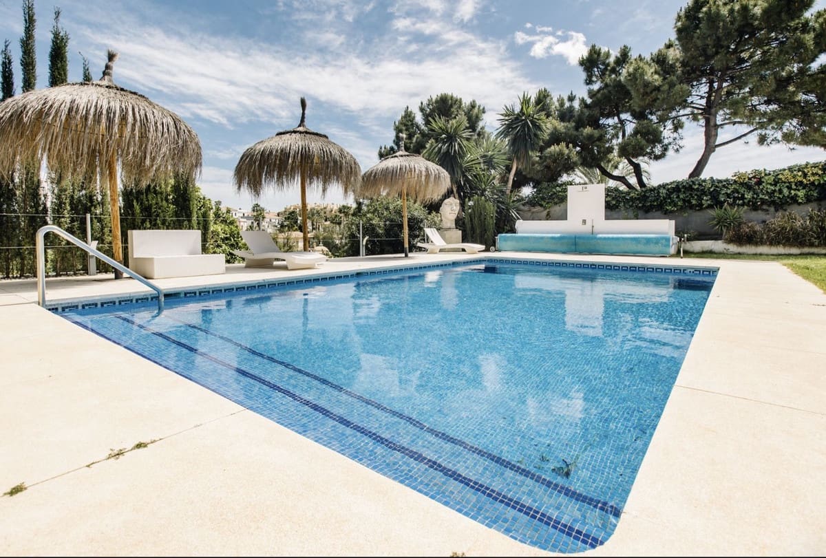 5 bedroom Villa for sale in Estepona with pool garage - € 1,495,000 (Ref: 9097277)