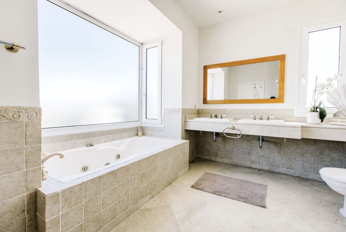 5 soverom Villa til salgs i Estepona med svømmebasseng garasje - € 1 495 000 (Ref: 9097277)