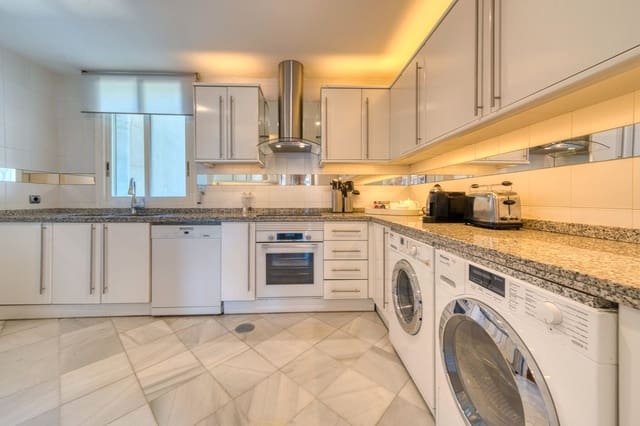 Apartamento de 3 habitaciones en Puerto Banus, Marbella en venta con piscina garaje - 5.100.000 € (Ref: 9099773)