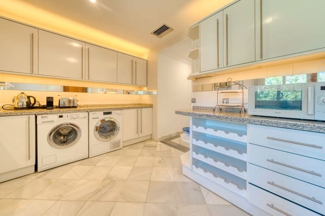 Apartamento de 3 habitaciones en Puerto Banus, Marbella en venta con piscina garaje - 5.100.000 € (Ref: 9099773)