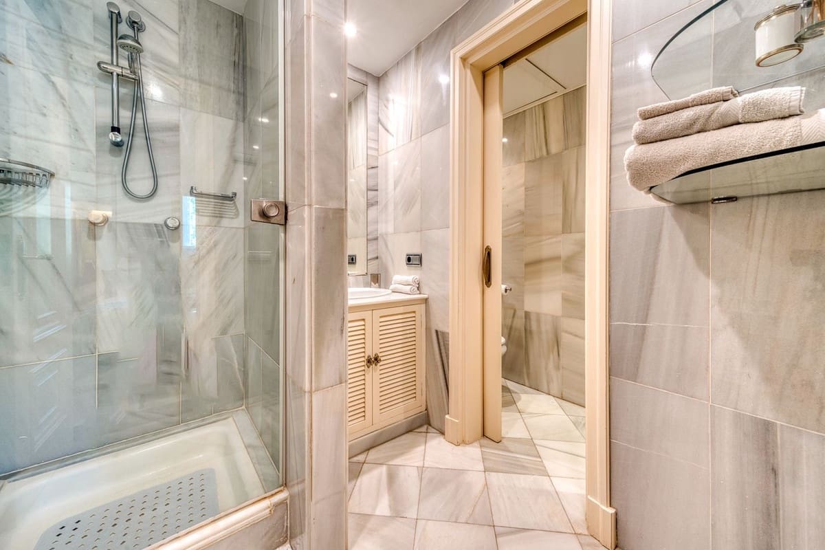 Apartamento de 3 habitaciones en Puerto Banus en venta con piscina garaje - 5.100.000 € (Ref: 9099773)