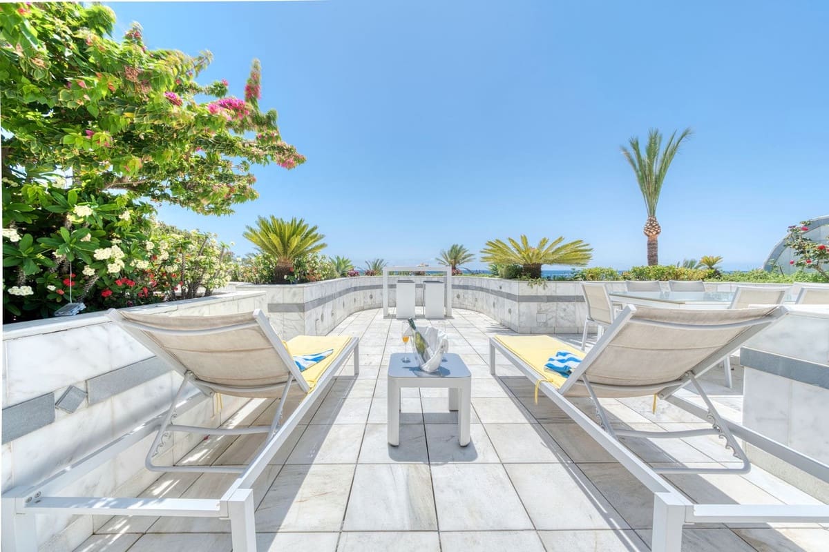 Apartamento de 3 habitaciones en Puerto Banus en venta con piscina garaje - 5.100.000 € (Ref: 9099773)