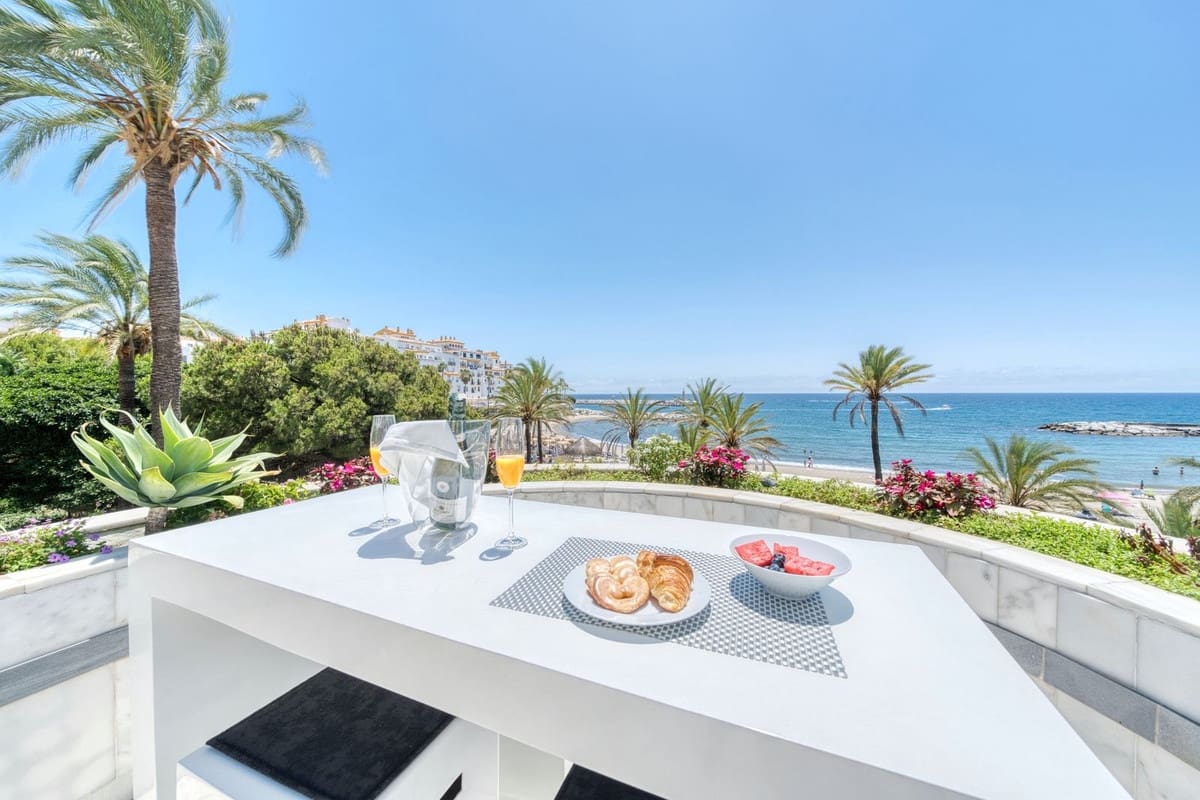 Apartamento de 3 habitaciones en Puerto Banus en venta con piscina garaje - 5.100.000 € (Ref: 9099773)