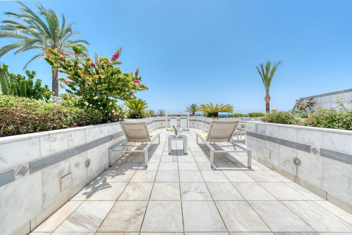 Apartamento de 3 habitaciones en Puerto Banus en venta con piscina garaje - 5.100.000 € (Ref: 9099773)