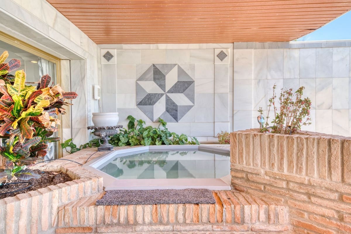 Apartamento de 3 habitaciones en Puerto Banus en venta con piscina garaje - 5.100.000 € (Ref: 9099773)