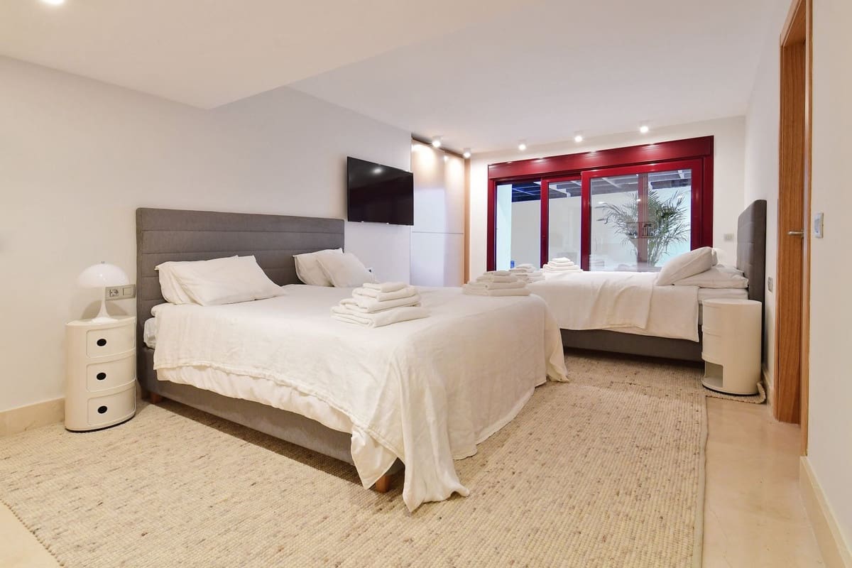 7 bedroom Villa for sale in Nueva Andalucia with pool garage - € 4,400,000 (Ref: 9099774)