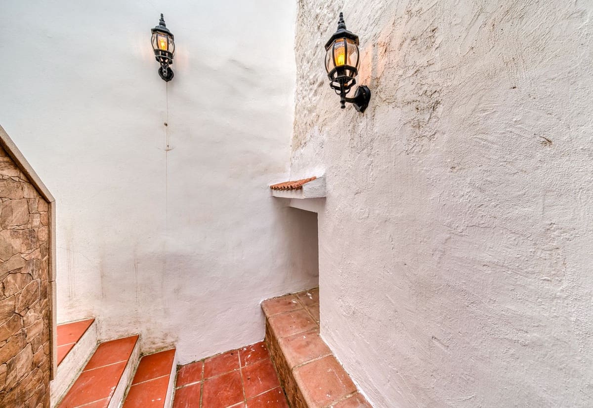 2 bedroom Townhouse for rent in Marbella - € 1,800 (Ref: 9103943)