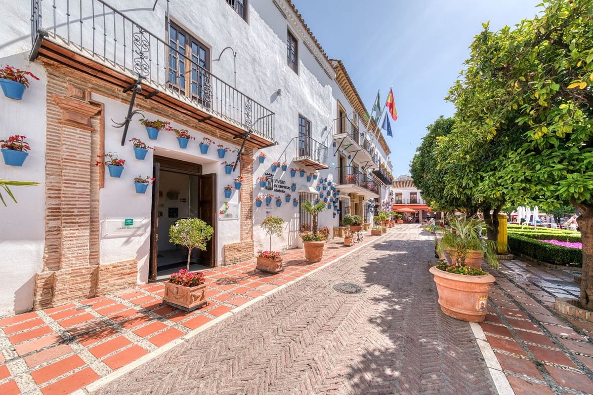 2 bedroom Townhouse for rent in Marbella - € 1,800 (Ref: 9103943)