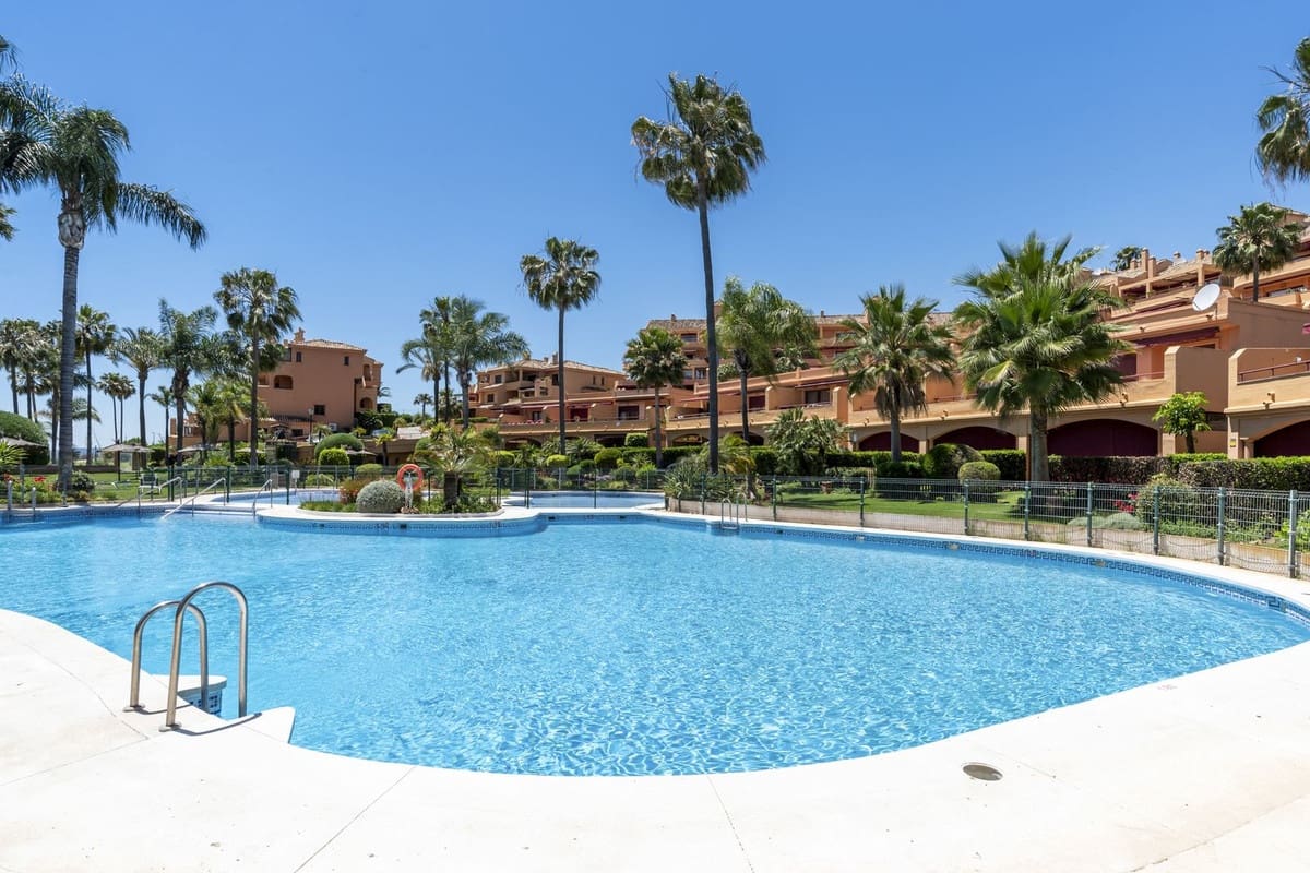 Apartamento de 3 habitaciones en Estepona en venta con piscina garaje - 965.000 € (Ref: 9108070)