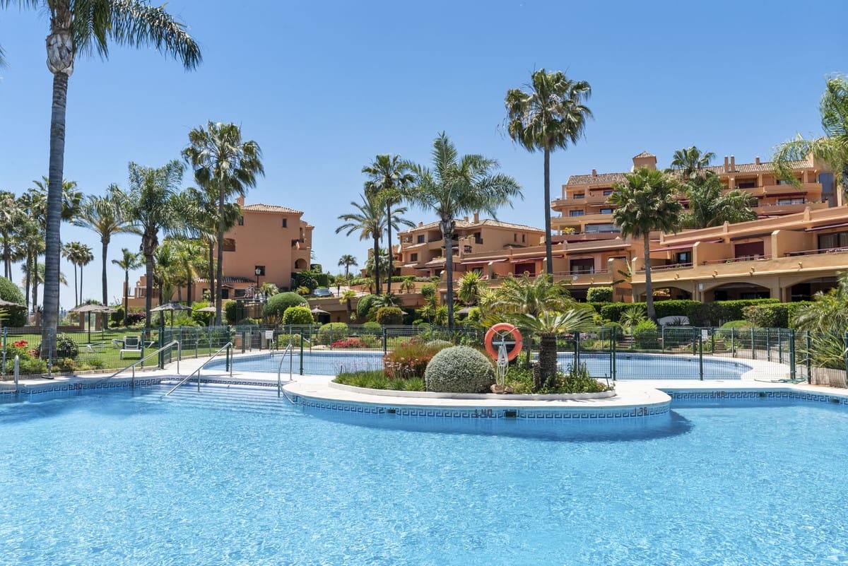 Apartamento de 3 habitaciones en Estepona en venta con piscina garaje - 965.000 € (Ref: 9108070)
